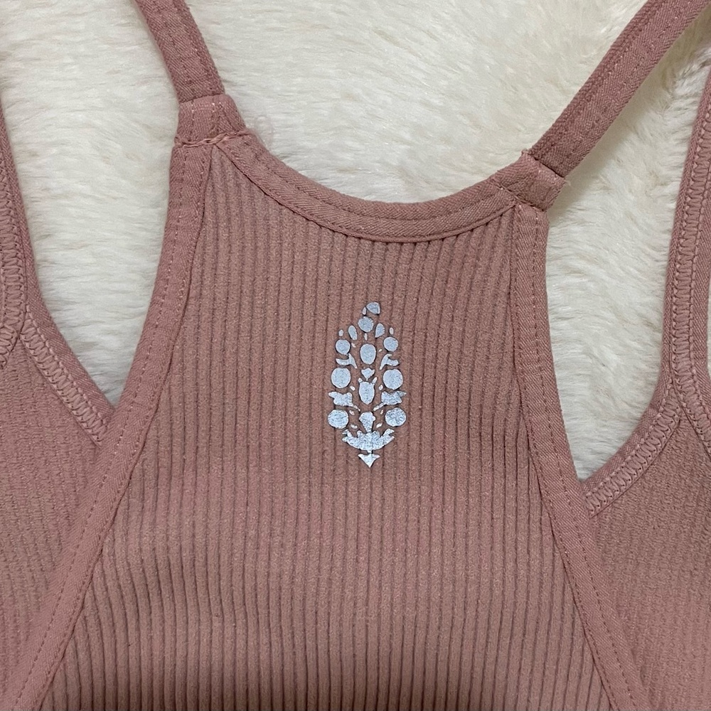 😝 NWOT FP Movement Happiness Runs Tank Top~Size XS/S~Soft Pink~Cropped~Racerback - Picture 5 of 7